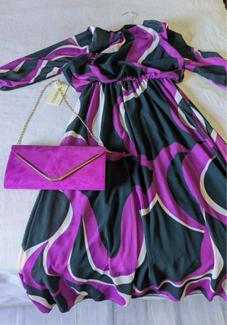 Elegante vestido estampado morado y verde oscuro