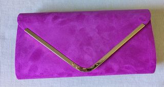 Elegante vestido estampado morado y verde oscuro