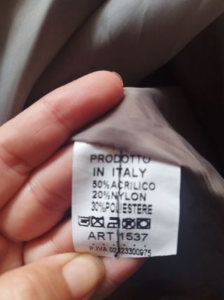 Abrigo de pelo marrón con cinturón y capucha