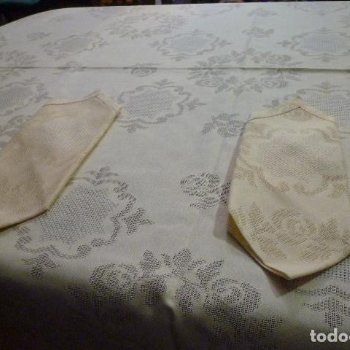 Mantelería Adamascada para 12 personas