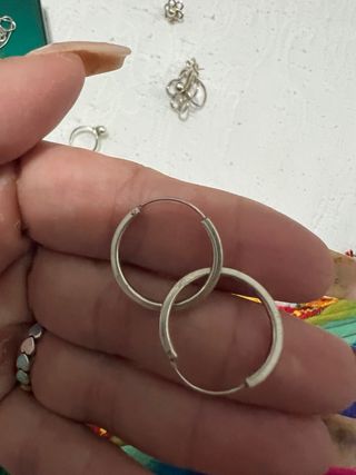 Argollas plateadas con detalles de corazón