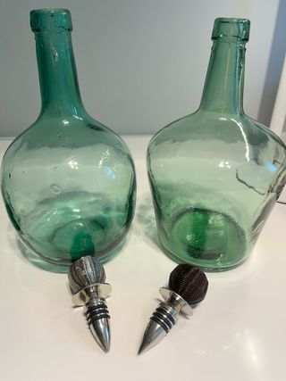 2 piccole bottiglie verdi Damajuana