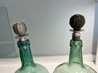 2 piccole bottiglie verdi Damajuana