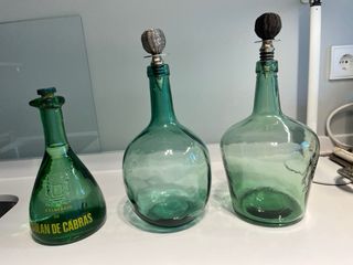 2 piccole bottiglie verdi Damajuana