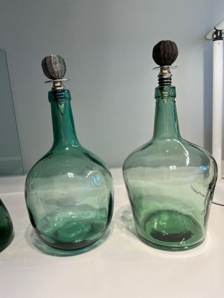 2 piccole bottiglie verdi Damajuana