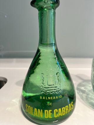 2 piccole bottiglie verdi Damajuana