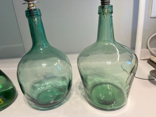 2 piccole bottiglie verdi Damajuana