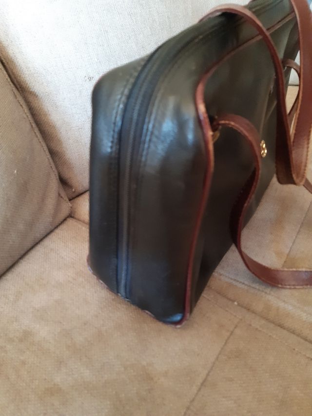 Bolso de mano negro y marrón