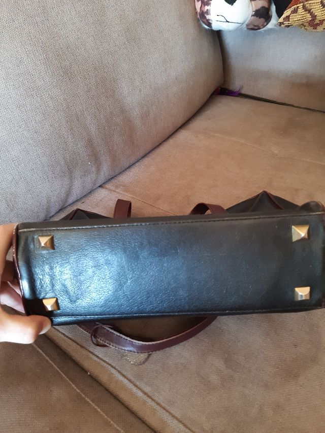 Bolso de mano negro y marrón