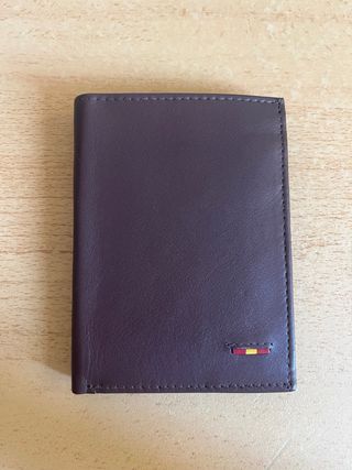 Cartera de piel marrón con detalle España