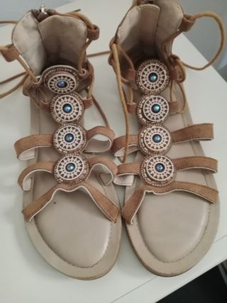 Sandalias romanas con adornos