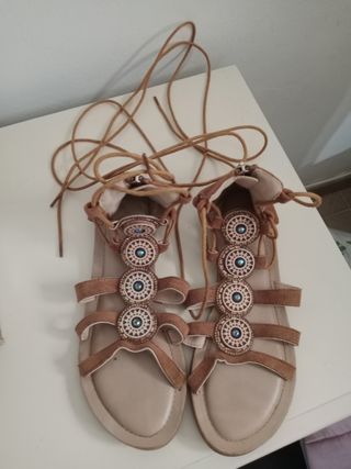 Sandalias romanas con adornos