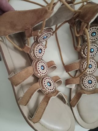 Sandalias romanas con adornos