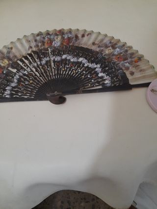 Abanicos telas  beige marrón y otro rojo.