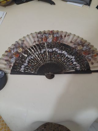 Abanicos telas  beige marrón y otro rojo.