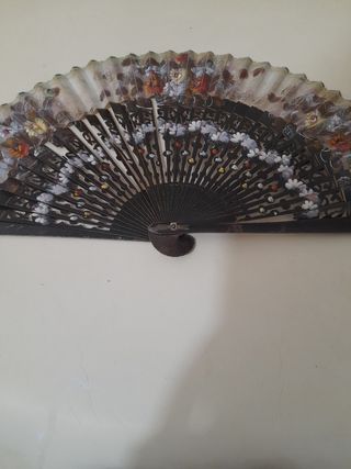 Abanicos telas  beige marrón y otro rojo.