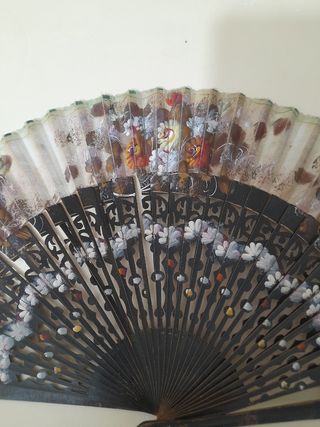 Abanicos telas  beige marrón y otro rojo.