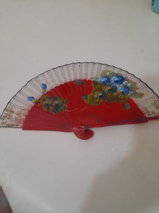 Abanicos telas  beige marrón y otro rojo.