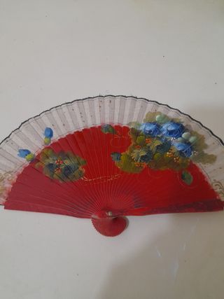 Abanicos telas  beige marrón y otro rojo.