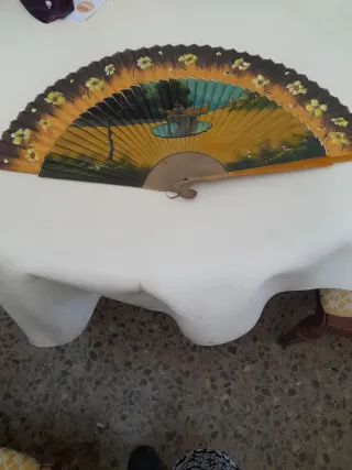 Abanicos telas  beige marrón y otro rojo.