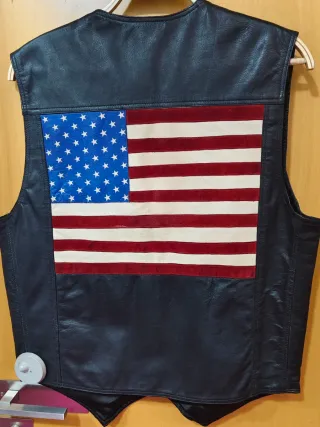 Chaleco de piel negro motero