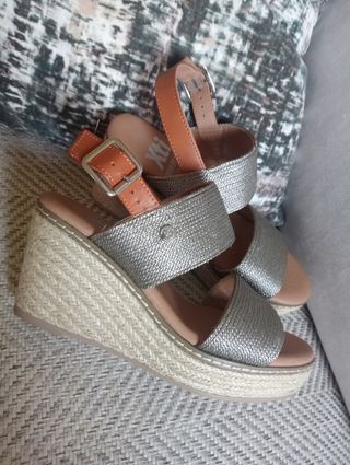 Sandalias Xti Talla 37 Marrón y plateado.