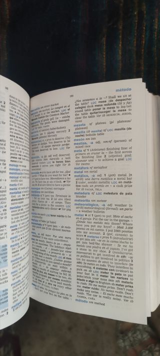 Diccionarios ingles y francés de bolsillo.