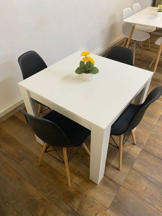 MESA DE COMEDOR + 4 SILLAS NUEVAS 