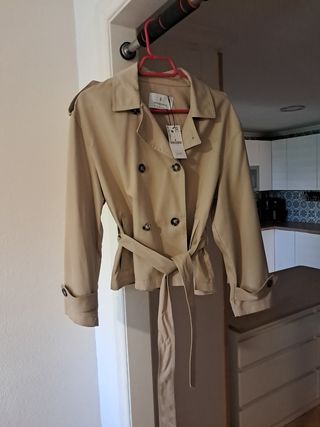 Gabardina corta Stradivarius beige talla M.