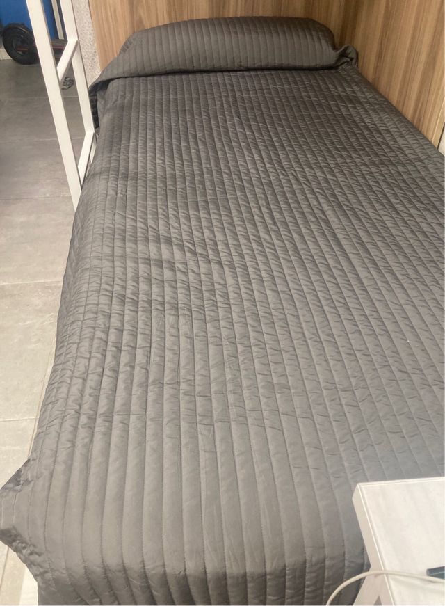 Dos colchas de cama grises