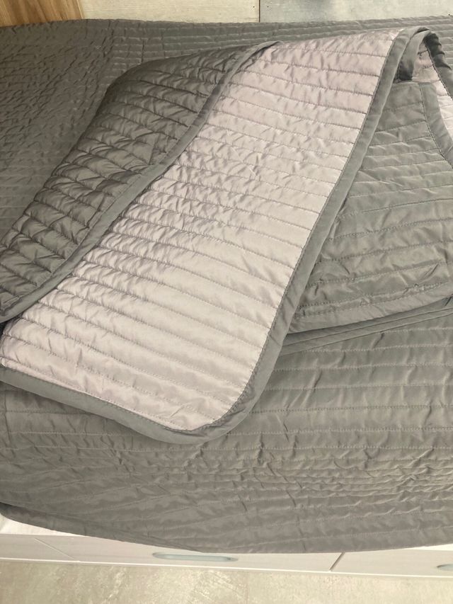 Dos colchas de cama grises