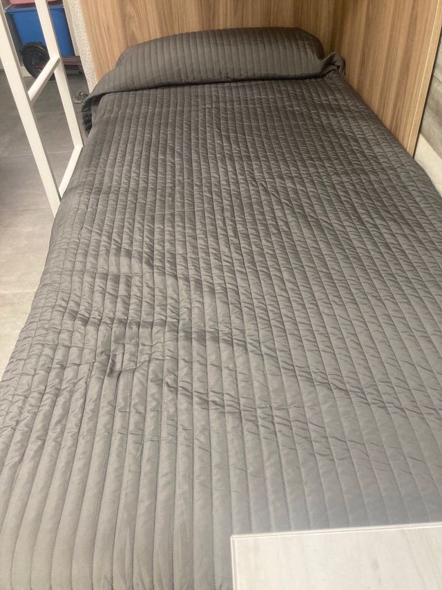 Dos colchas de cama grises