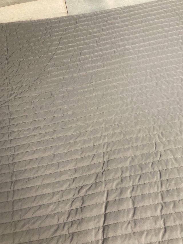 Dos colchas de cama grises