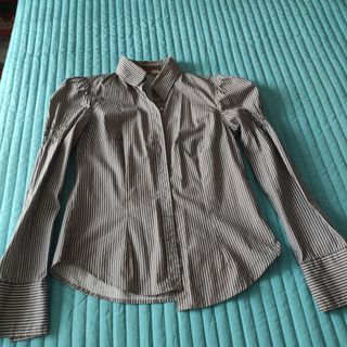 Camisa de rayas abullonada