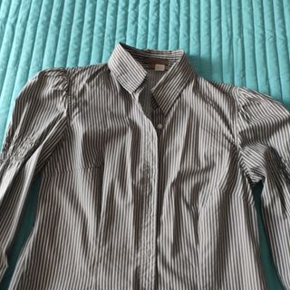 Camisa de rayas abullonada