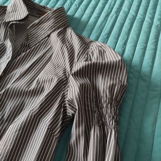 Camisa de rayas abullonada
