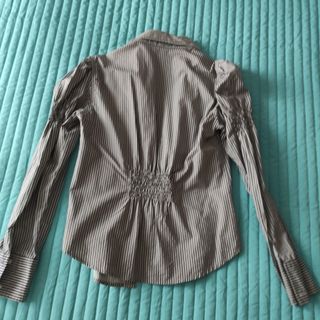 Camisa de rayas abullonada