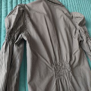 Camisa de rayas abullonada
