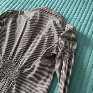Camisa de rayas abullonada