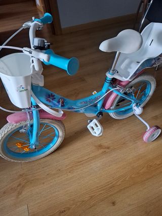 Bicicleta infantil azul con ruedas de apoyo