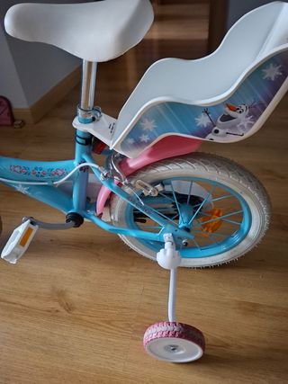 Bicicleta infantil azul con ruedas de apoyo