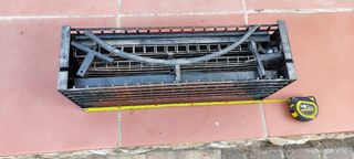 Barbecue portatile in metallo nero e giallo