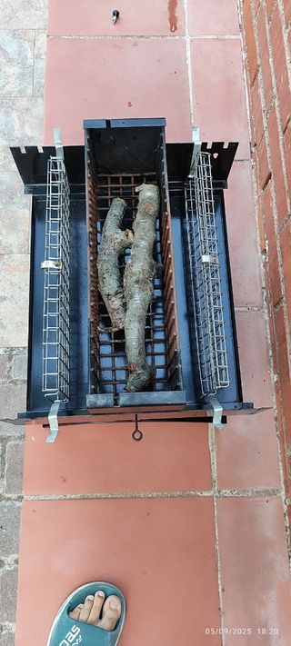 Barbecue portatile in metallo nero e giallo