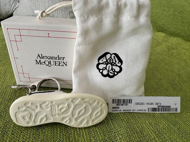 Llavero Oversized Sneaker Key Alexander McQueen