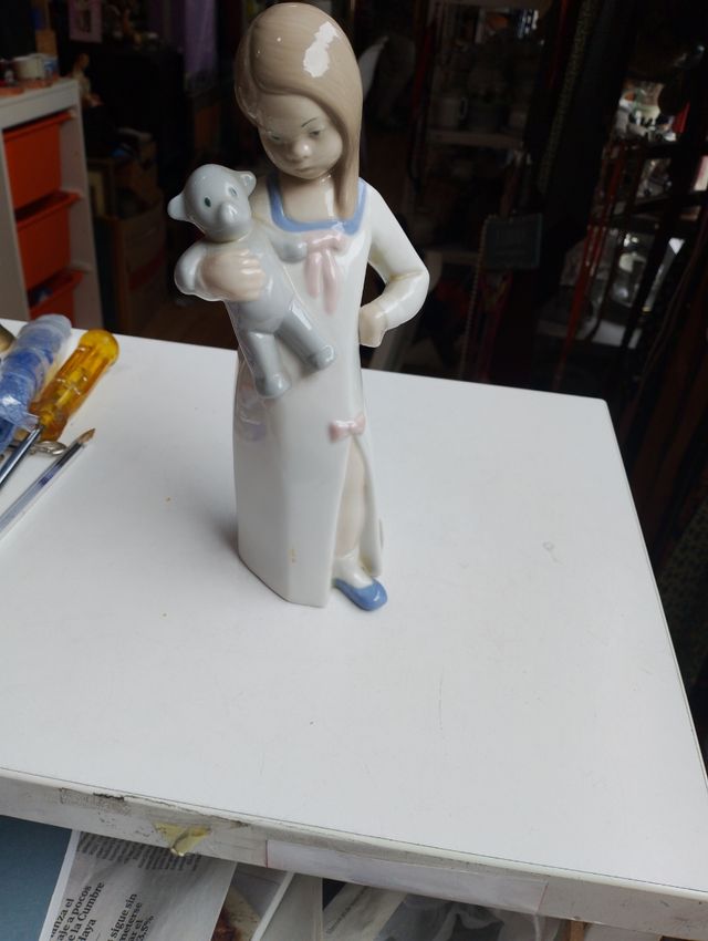 Figura porcelana Rex Valencia niña con oso