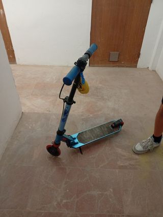 Patín azul y negro