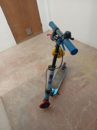 Patín azul y negro