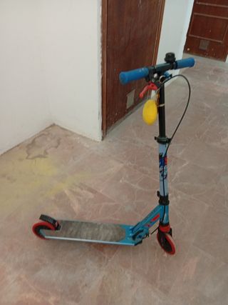 Patín azul y negro