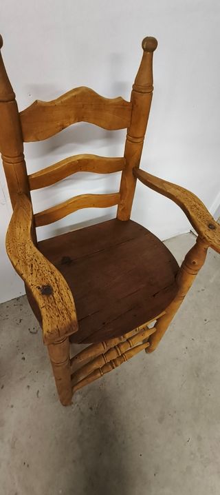 Trona de madera antigua