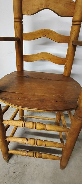 Trona de madera antigua